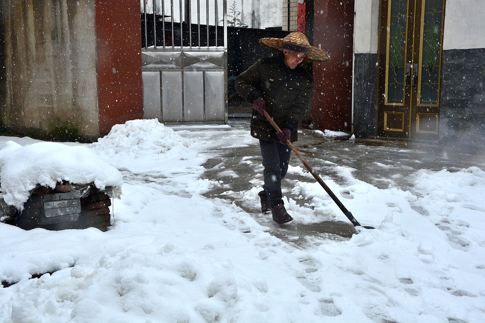 MOMI SHARES| How to Deal with Heavy Snow Around Your House MOMI SHARES| How to Deal with Heavy Snow Around Your House