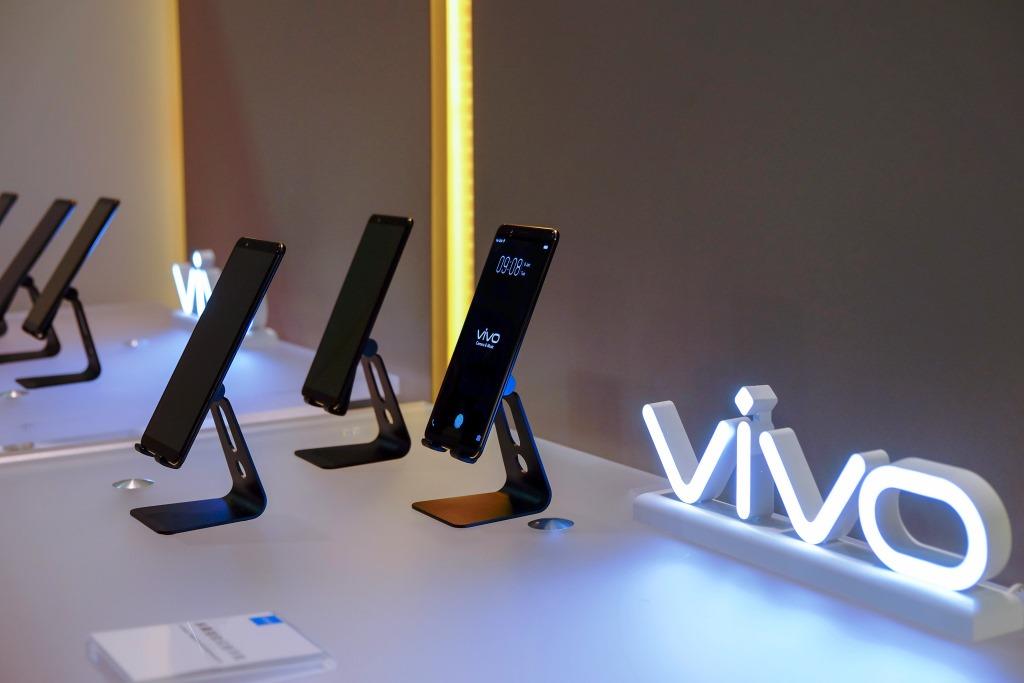 MOMI SHARES| At CES 2018 today, Vivo showcases futuristic Smartphone MOMI SHARES| At CES 2018 today, Vivo showcases futuristic Smartphone