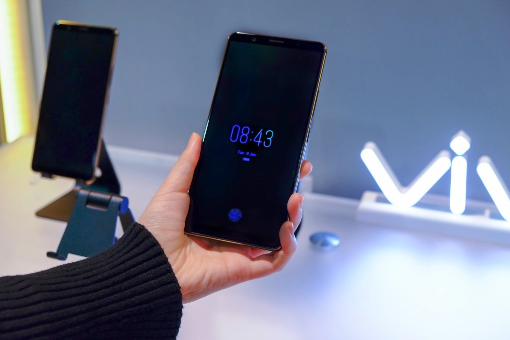MOMI SHARES| At CES 2018 today, Vivo showcases futuristic Smartphone MOMI SHARES| At CES 2018 today, Vivo showcases futuristic Smartphone
