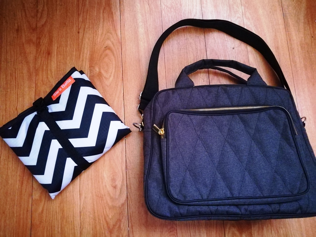 MOMI SHARES| What's inside our diaper Bag? MOMI SHARES| What's inside our diaper Bag?